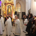 Bazylika pełna młodych