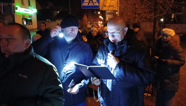 Rozważania poprowadził ks. Radosław Kacprzak.