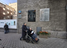 Wielcy wśród nas. Tablica przy ul. Wiślanej