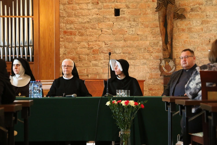 - Życie jest pasjonujące, gdy poświęca się je dla Boga i Kościoła - mówili uczestnicy spotkania w Opactwie Pobenedyktyńskim.