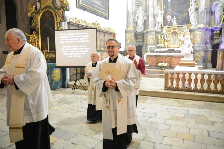 Powitanie i poświęcenie figury św. Michała Archanioła w Jemielnicy