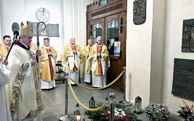 Uroczystość zakończyła się modlitwą przy grobie bp. Czesława Domina.