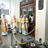 Uroczystość zakończyła się modlitwą przy grobie bp. Czesława Domina.