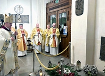 Uroczystość zakończyła się modlitwą przy grobie bp. Czesława Domina.