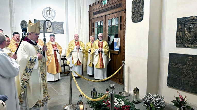 Uroczystość zakończyła się modlitwą przy grobie bp. Czesława Domina.