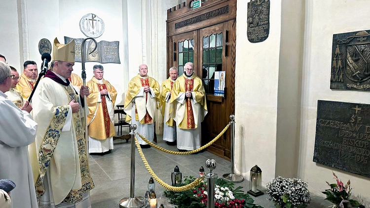 Uroczystość zakończyła się modlitwą przy grobie bp. Czesława Domina.