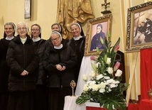 Siostry przy relikwiach swoich współsióstr i założycielki.