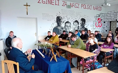 Pełne ciekawych wątków drugie spotkanie uczniów z Tadeuszem Konopackim.
