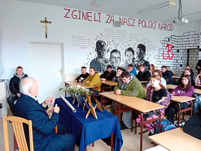 Pełne ciekawych wątków drugie spotkanie uczniów z Tadeuszem Konopackim.
