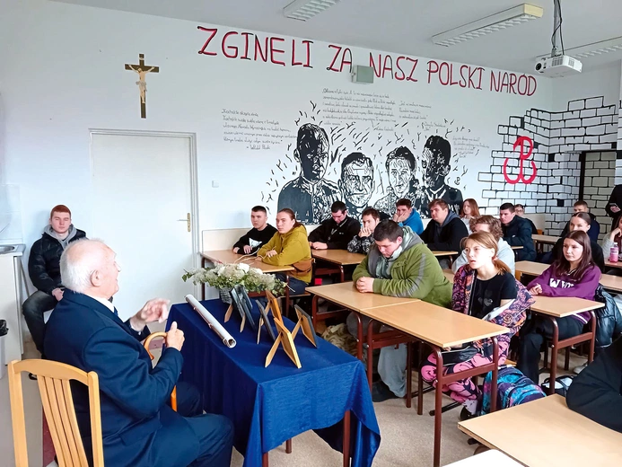Pełne ciekawych wątków drugie spotkanie uczniów z Tadeuszem Konopackim.