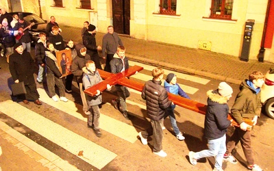 Uczestnicy spotkania nieśli do bolesławieckiej bazyliki kopię krzyża ŚDM.