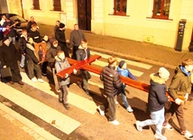 Uczestnicy spotkania nieśli do bolesławieckiej bazyliki kopię krzyża ŚDM.