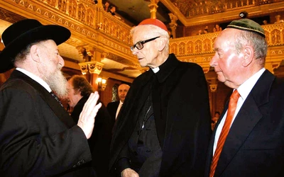 Kraków 2009 r., synagoga Tempel. Tadeusz Jakubowicz (z prawej) z kard. Franciszkiem Macharskim, którego po latach nazwał „wspaniałą osobą”.