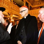 Kraków 2009 r., synagoga Tempel. Tadeusz Jakubowicz (z prawej) z kard. Franciszkiem Macharskim, którego po latach nazwał „wspaniałą osobą”.