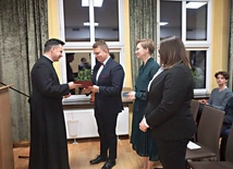Wręczenie dyplomów absolwentom studium. 
