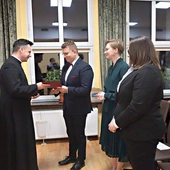 Wręczenie dyplomów absolwentom studium. 