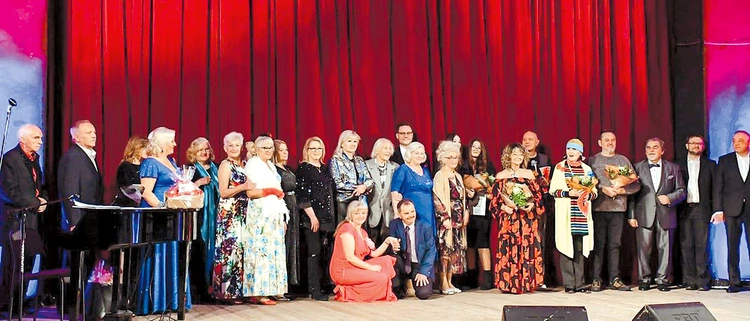 Impreza od lat przyciąga muzyków amatorów,  którzy często nie konkurują, a nawiązują  znajomości i przyjaźnie na lata.