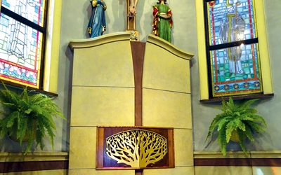 Krzew gorejący na tabernakulum: w kościele Podwyższenia Krzyża Świętego w Lublińcu (R. Kopiec, P. Kłosek, 2012 r.)… 