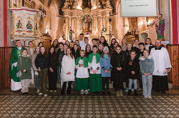 Młodzi z nowych róż ze swoimi duszpasterzami.