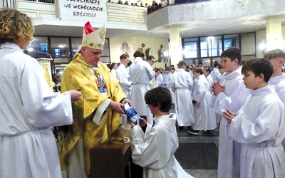 Przyjęli krzyż lektorski i księgę Nowego Testamentu.
