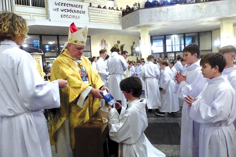 Przyjęli krzyż lektorski i księgę Nowego Testamentu.