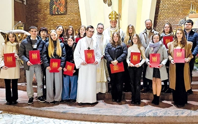 Nowi animatorzy wspólnot parafialnych z bp. Romanem Pindlem i ks. Kamilem Kuchejdą.