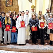 Nowi animatorzy wspólnot parafialnych z bp. Romanem Pindlem i ks. Kamilem Kuchejdą.