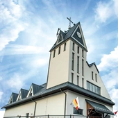 Ten kościół leży niedaleko styku trzech granic. 