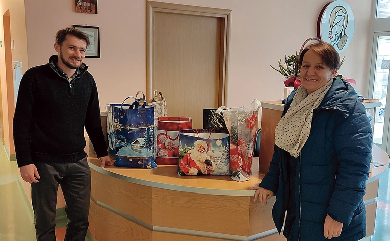 Krystian Kukuczka (na zdjęciu z wolontariuszką Dorotą Kanią) ponownie zachęca cieszyniaków (i nie tylko) do udziału.