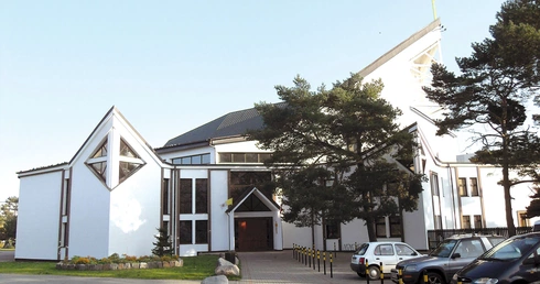 Bryła kościoła wyróżnia się w architekturze osiedla.