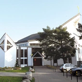 Bryła kościoła wyróżnia się w architekturze osiedla.