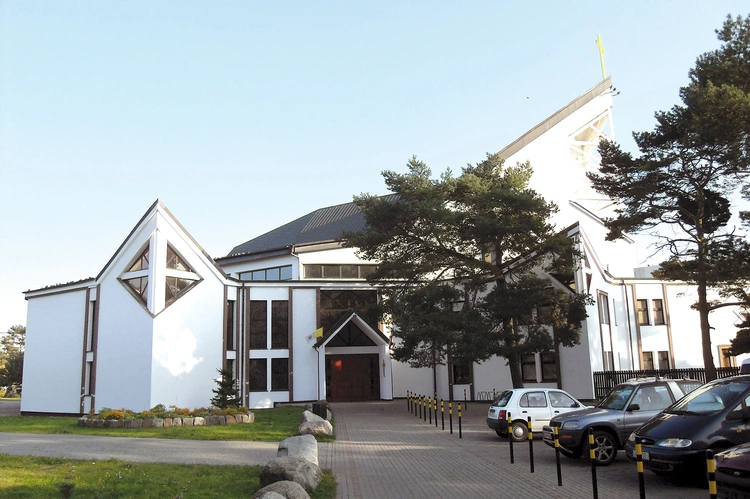 Bryła kościoła wyróżnia się w architekturze osiedla.