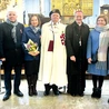 Od lewej: senator Antoni Szymański, Grażyna i Ireneusz Meyerowie, Mirosław Słowikowski, abp Tadeusz Wojda oraz Aleksandra i Jacek Konczalowie.