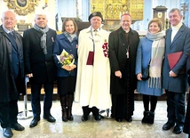 Od lewej: senator Antoni Szymański, Grażyna i Ireneusz Meyerowie, Mirosław Słowikowski, abp Tadeusz Wojda oraz Aleksandra i Jacek Konczalowie.