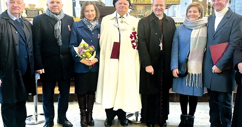 Od lewej: senator Antoni Szymański, Grażyna i Ireneusz Meyerowie, Mirosław Słowikowski, abp Tadeusz Wojda oraz Aleksandra i Jacek Konczalowie.