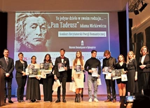 Szczęśliwi laureaci konkursu zorganizowanego przez Muzeum Romantyzmu w Opinogórze.
