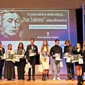 Szczęśliwi laureaci konkursu zorganizowanego przez Muzeum Romantyzmu w Opinogórze.