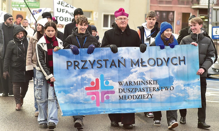 Na czele przemarszu uczestnicy wraz z pasterzem nieśli baner.