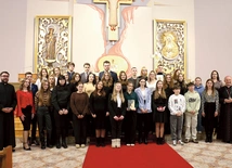 Bp Marek Solarczyk z członkami Katolickiego Stowarzyszenia Młodzieży.