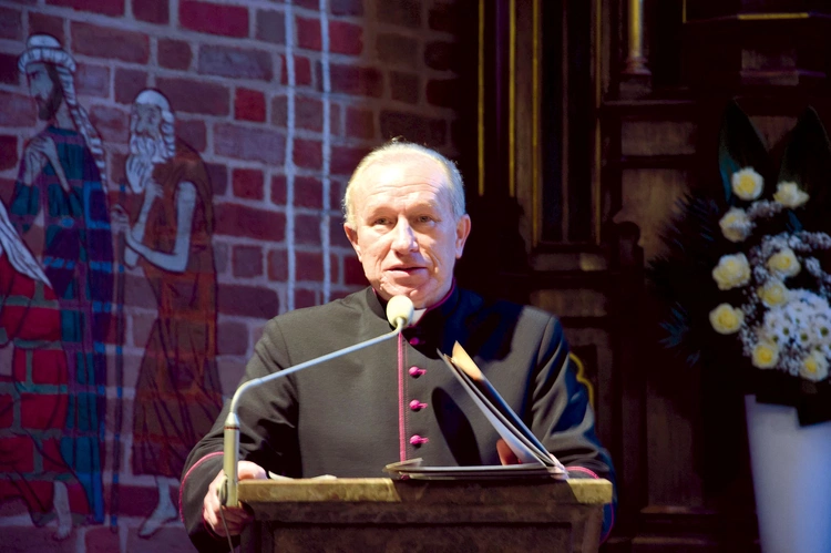 Tablice to inicjatywa ks. Nowaka, proboszcza radomskiej fary.