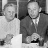 Na wystawie można zobaczyć również fotografie poetki. Na tej uwieczniono jej spotkanie z prof. Marianem Gotowcem.