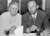 Na wystawie można zobaczyć również fotografie poetki. Na tej uwieczniono jej spotkanie z prof. Marianem Gotowcem.