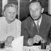 Na wystawie można zobaczyć również fotografie poetki. Na tej uwieczniono jej spotkanie z prof. Marianem Gotowcem.