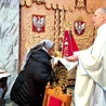 	Pątniczki mogły ucałować najstarszą w Polsce figurkę Maryi.