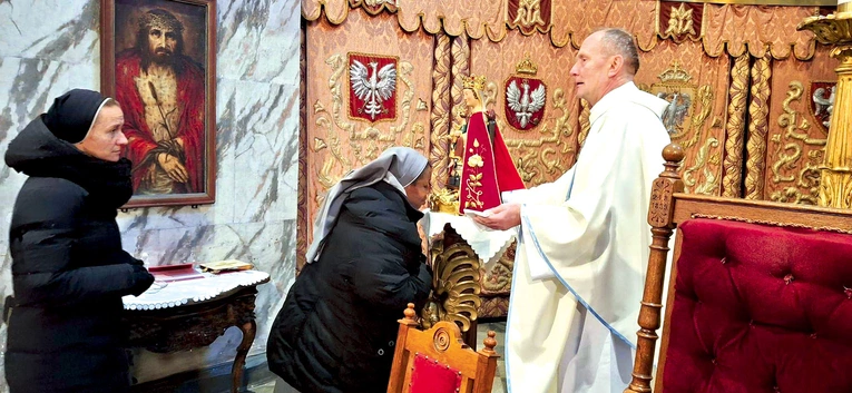 	Pątniczki mogły ucałować najstarszą w Polsce figurkę Maryi.