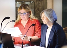 Lucyna Glezner-Sun (po lewej) i Irena Danecka opowiadają o pamiętniku Danuty Glezner.