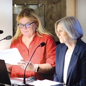 Lucyna Glezner-Sun (po lewej) i Irena Danecka opowiadają o pamiętniku Danuty Glezner.