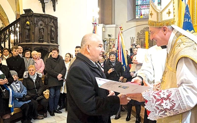	Medal odbiera Tomasz Felczyński, zelator Arcybractwa Straży Honorowej NSPJ.