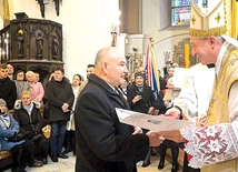 	Medal odbiera Tomasz Felczyński, zelator Arcybractwa Straży Honorowej NSPJ.