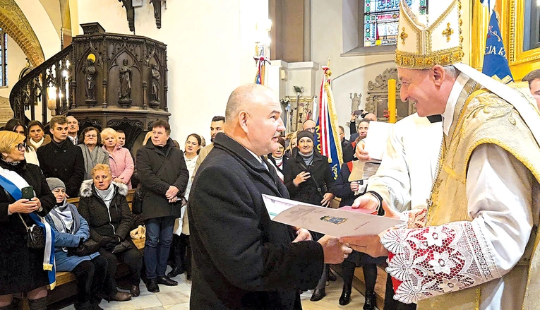 	Medal odbiera Tomasz Felczyński, zelator Arcybractwa Straży Honorowej NSPJ.